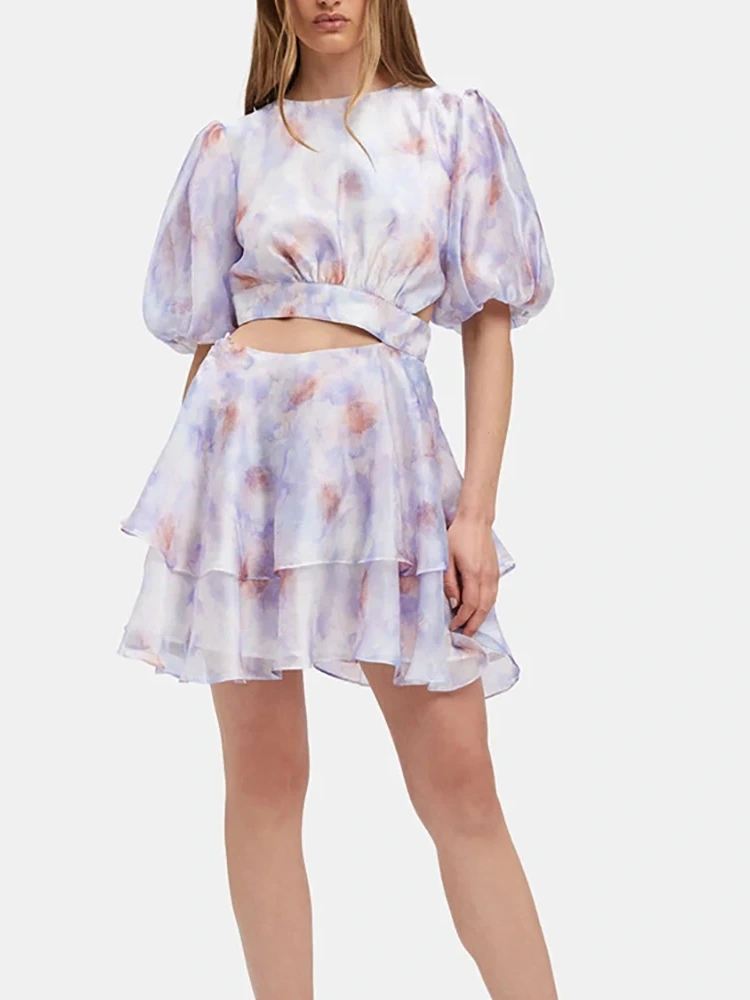 Letnia mini sukienka z krótkim rękawem i nadrukiem w stylu boho